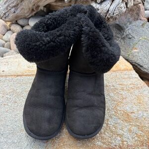 UGG Bailey Button Boots Womens 7 Black Sheepskin Suede Winter 5803‎